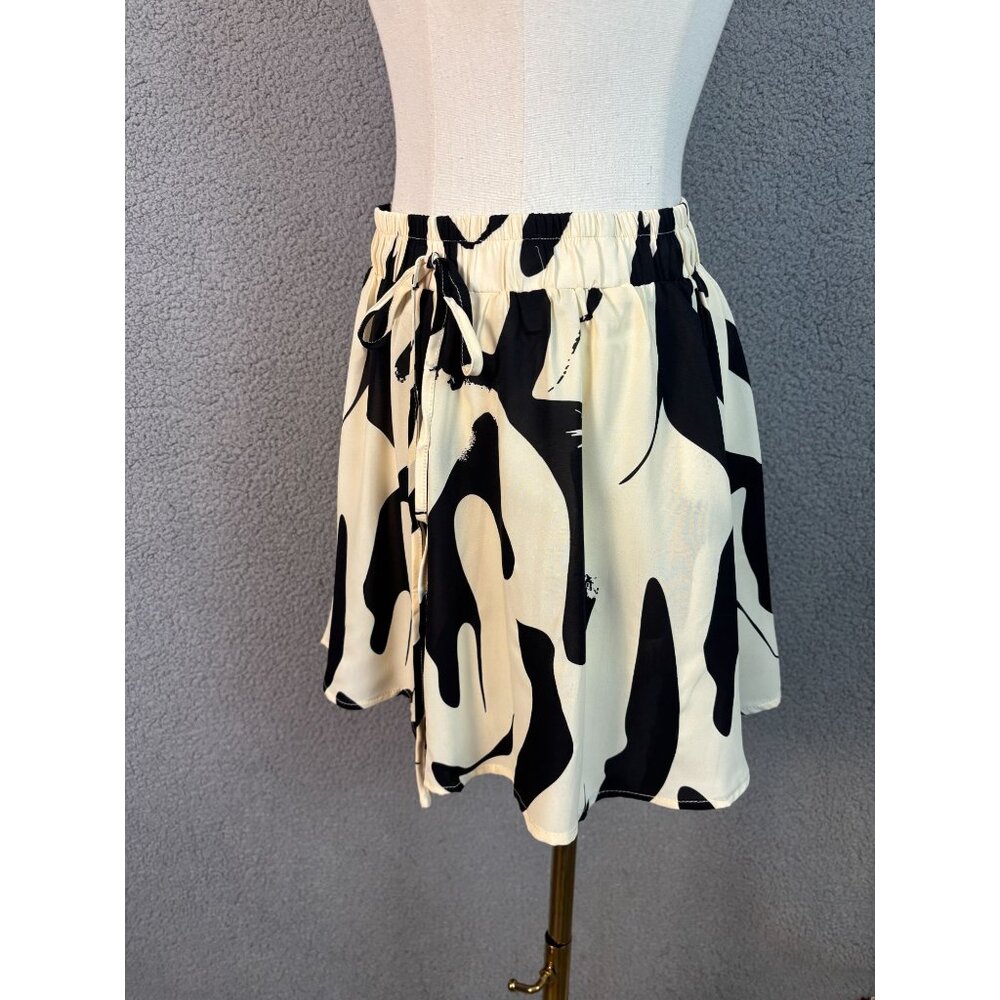 Cupshe Women's Beachside Muse Abstract Cover-Up Shorts Beige/Black Small NWT's. - Picture 3 of 8